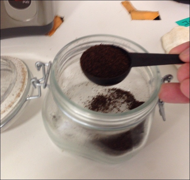 まずは、ソーダガラス密封ビンからコーヒー粉を取り出します。